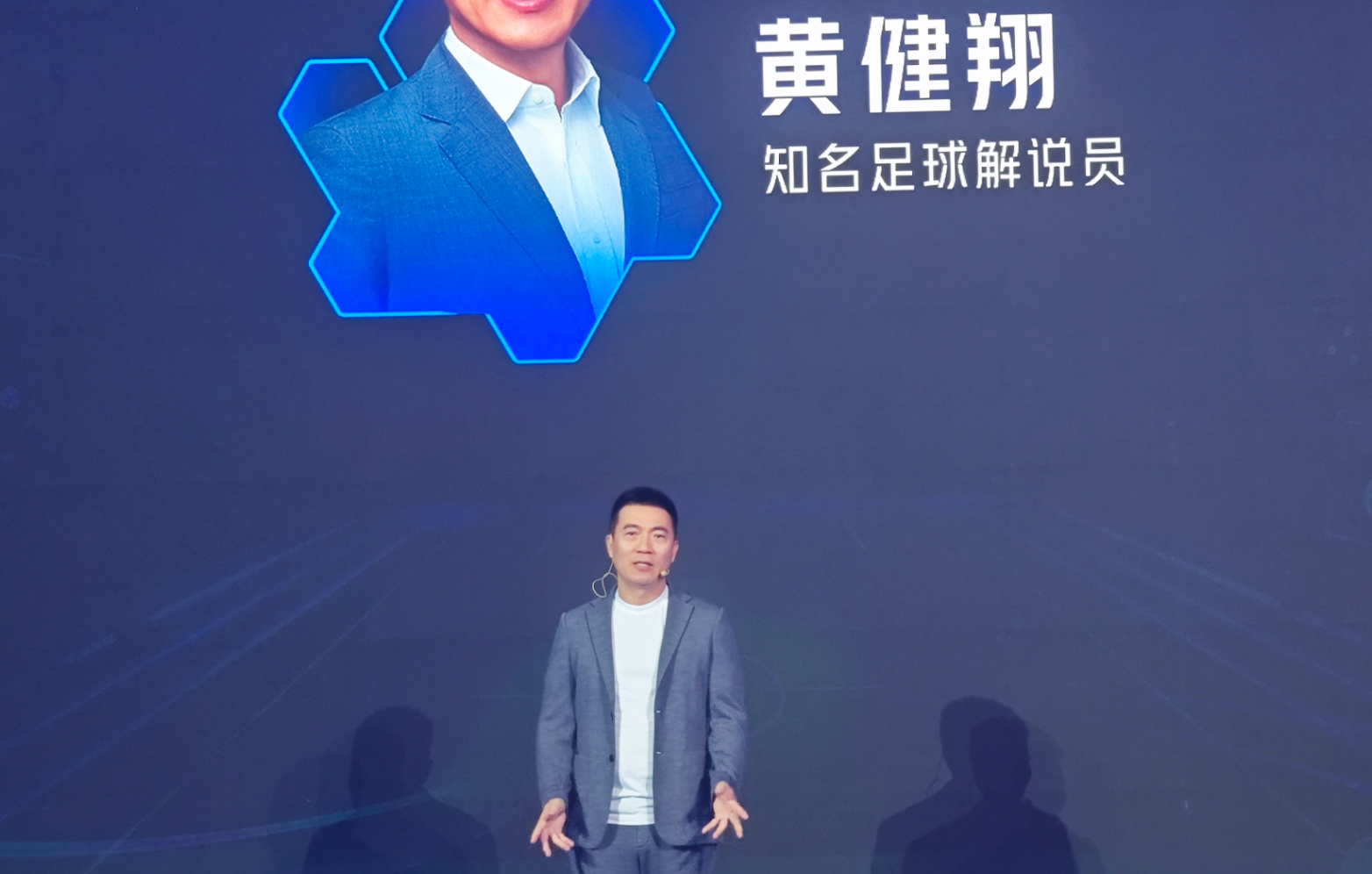 千问上线足球预测AI助手,黄健翔现场PK,被AI逼急了