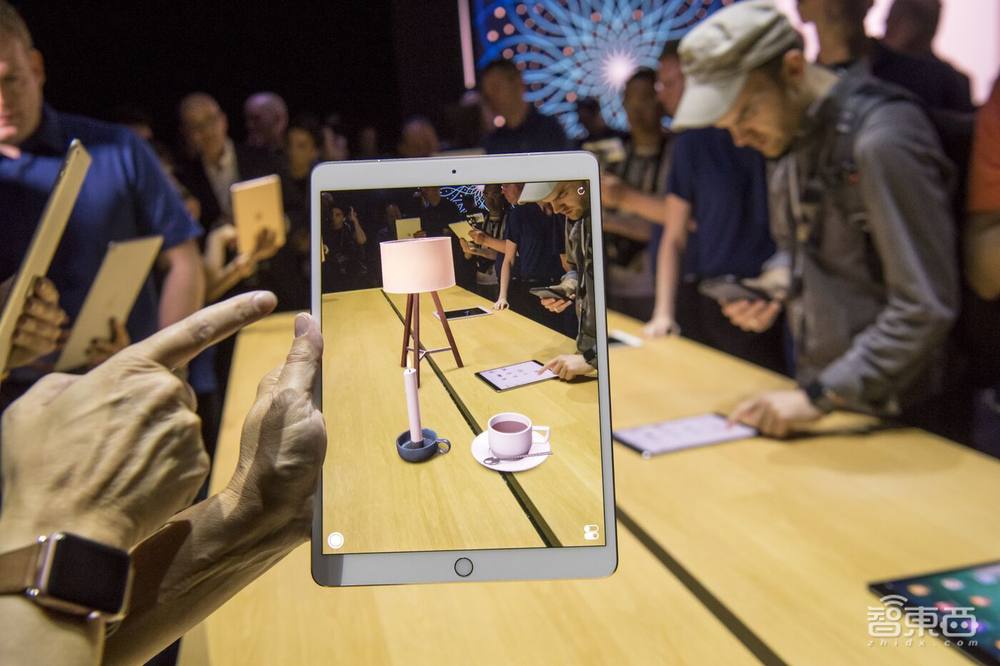 苹果MR头显内容生态再爆猛料!数百万AR应用上新,用眼睛解锁头显