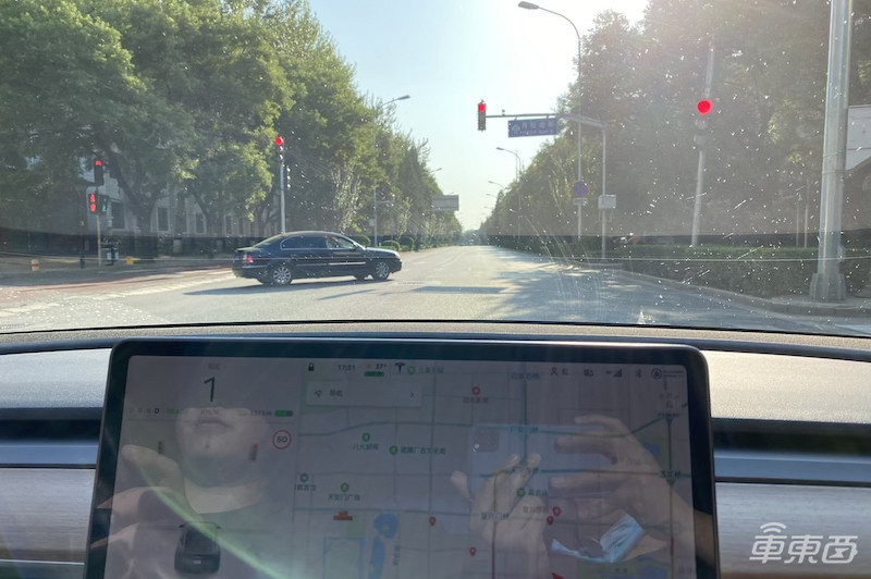 特斯拉挑战北京雨天：被五个红绿灯整傻眼了！？