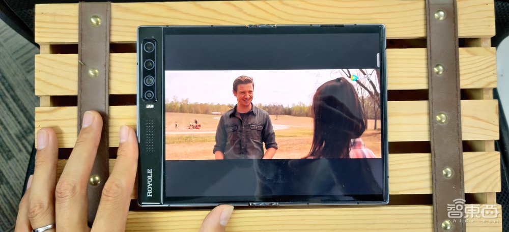 柔宇二代折叠屏手机全球首测:“无折痕”秒杀三星!弯折寿命超百万次