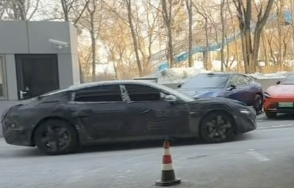 小米三款新车谍照曝光？！疑似两款增程亮相，SU7加长版也来了