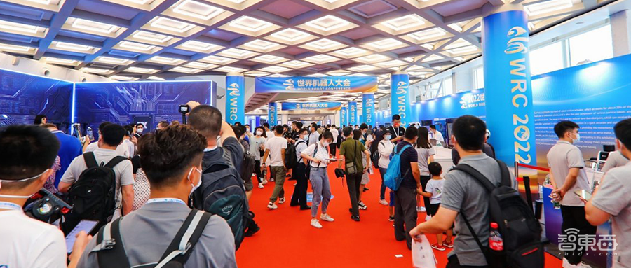 邓丽君现场“复活”!130只机器狗群舞,世界机器人大会7大亮点揭秘