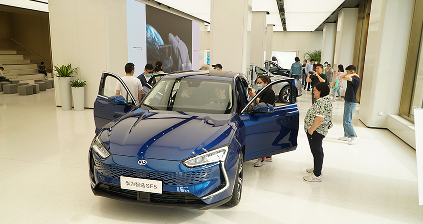 华为卖车有多火？一天超百人试驾，销售都不够用了