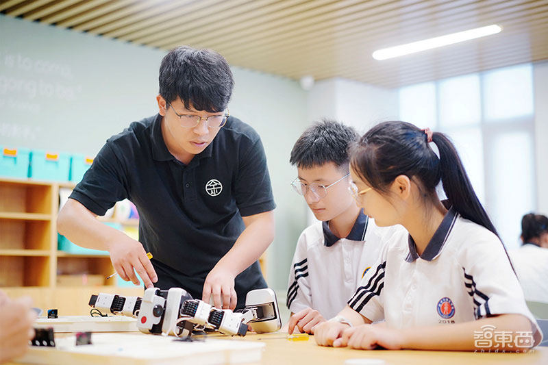 杭州科教新基建领航!3万多学生学AI,这家企业挑大梁