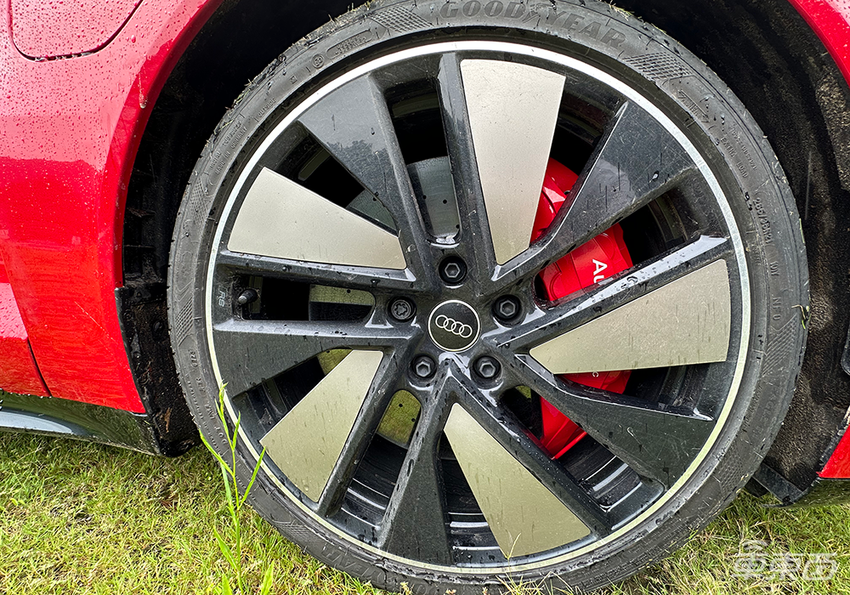 试驾奥迪e-tron GT：是少数人的大玩具，但真的好玩