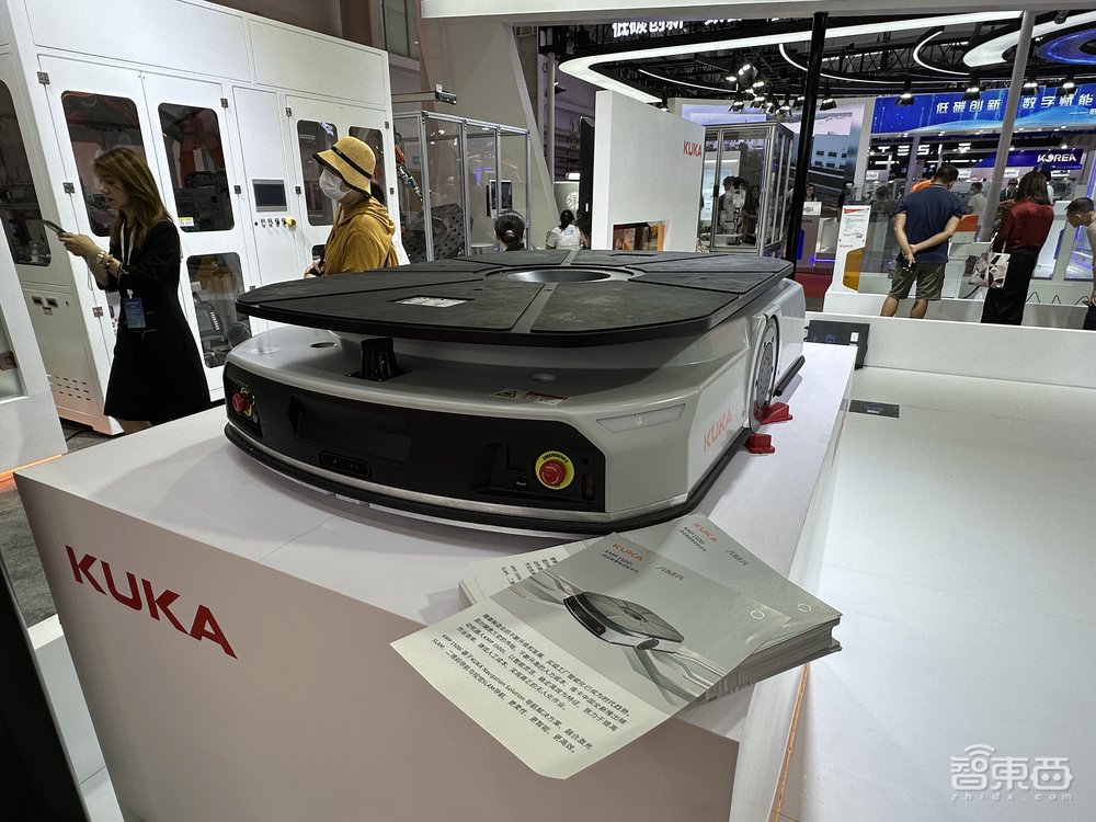 逛遍世界机器人大会:27款人形机器人爆场,机械臂大跳刀群舞,仿生人逼真到恐怖