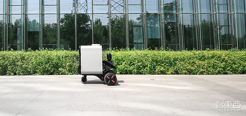 给英特尔CEO递矿泉水 机器人路萌变身快递员