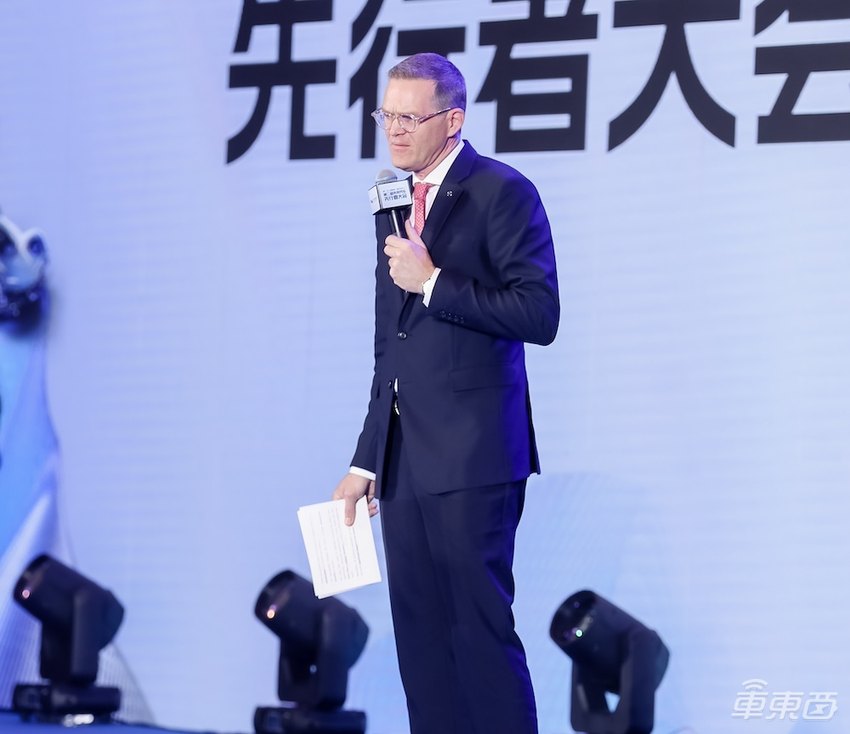 余承东雷军罕见同台聊车!华为正研究硬派越野,小米俩月交车1.5万台