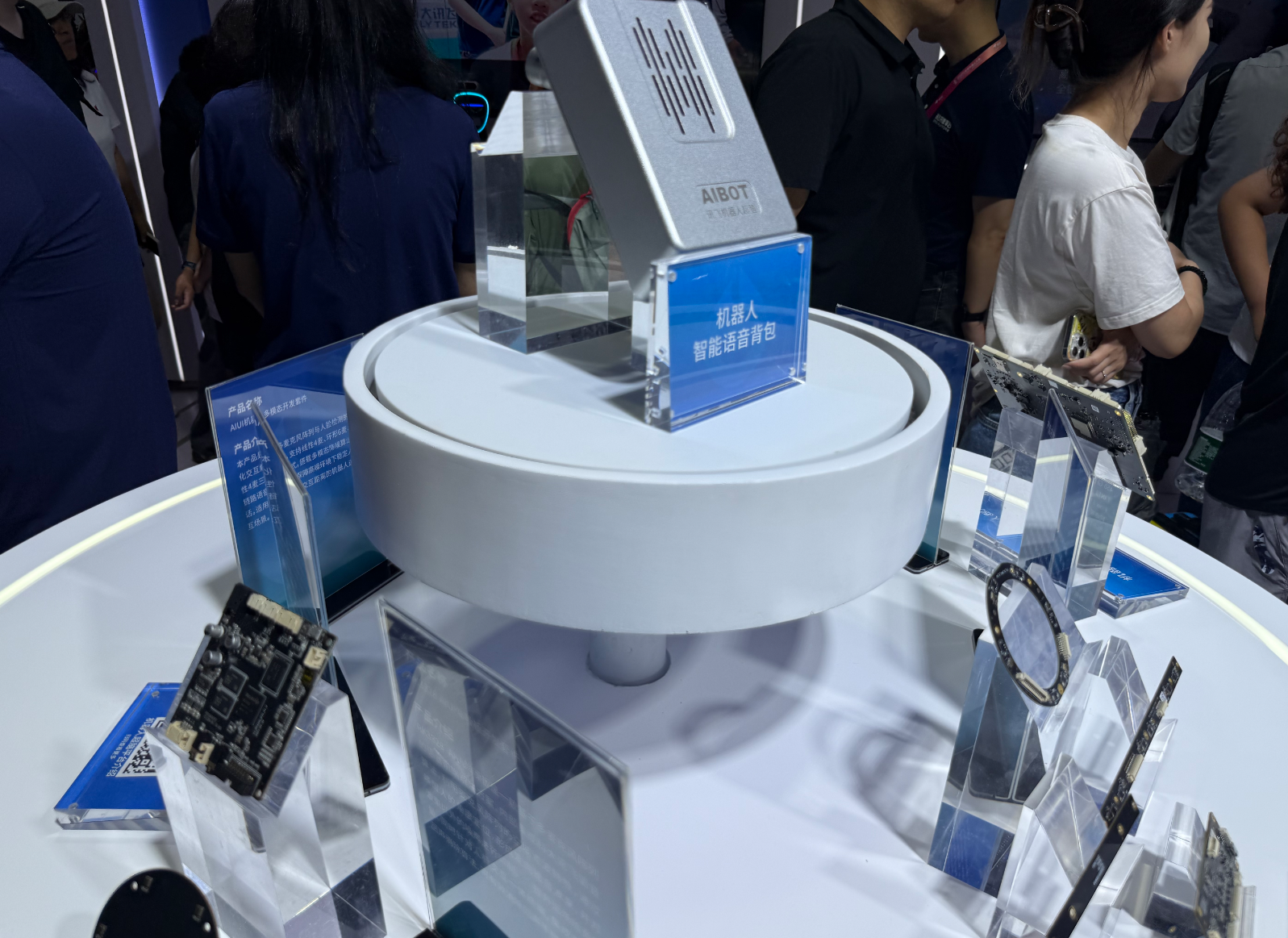 最贵97万搬回家，人形机器人天团涌入北京！暴走2万步玩命逛完，亮点都在这了