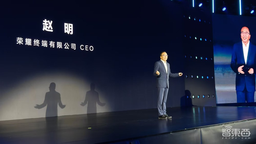 荣耀亮出AI OS大招,对话CEO赵明:未来的AI手机之战,要怎么打?