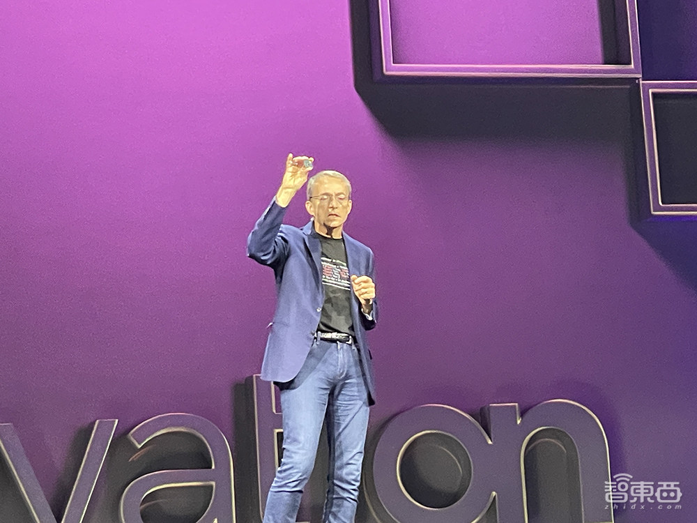 英特尔连甩AI大招!288核至强芯、3代AI芯片、PC断网跑大模型