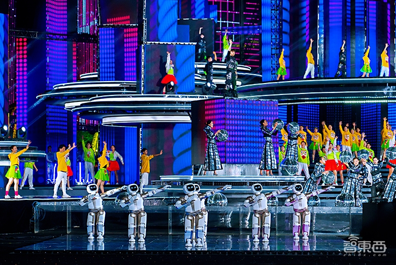 震撼!机器人春晚上踏歌起舞,揭秘优必选三登春晚的秘密