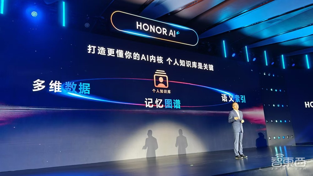 荣耀亮出AI OS大招,对话CEO赵明:未来的AI手机之战,要怎么打?