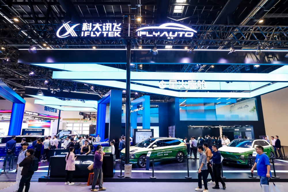 AI Agent上车元年来了！科大讯飞携星火新一代多模态智能座舱首发，让智能汽车会办事、更懂你