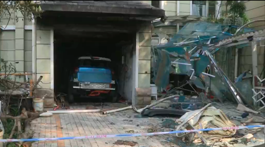 奇瑞新能源车在上海起火 现场一片狼藉