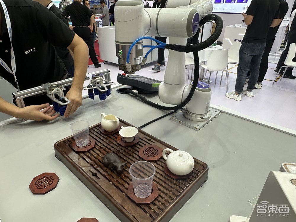 人形机器人真火了!10多款扎堆引爆亦庄,小米铁蛋2首亮相