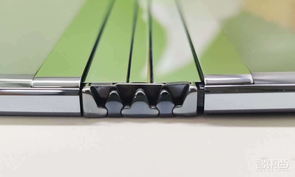 柔宇二代折叠屏手机全球首测:“无折痕”秒杀三星!弯折寿命超百万次