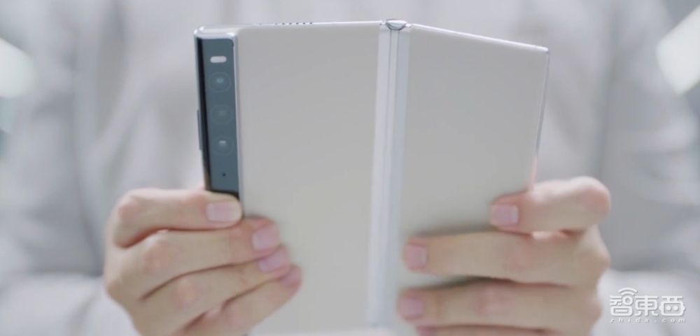 刚刚,华为发9999元折叠屏机皇,除了芯片,都是最强