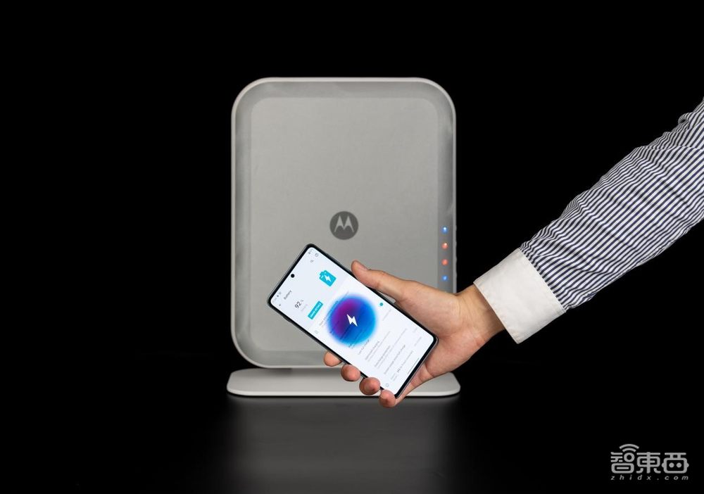 联想CEO化身潮流达人?摩托罗拉秀隔空充电,内置1600根天线