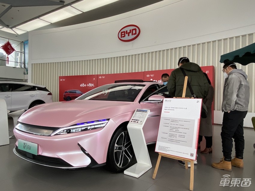 比亚迪汉创造销量神话背后：4S店全面对标Model 3，现场就能对比试驾