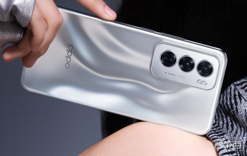 OPPO按下AI手机大众化加速键，Reno12成甜品级AI手机黑马