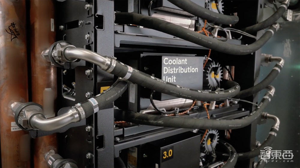 谷歌最新AI芯片发布！与英伟达黄仁勋同台，TPU系统实景曝光