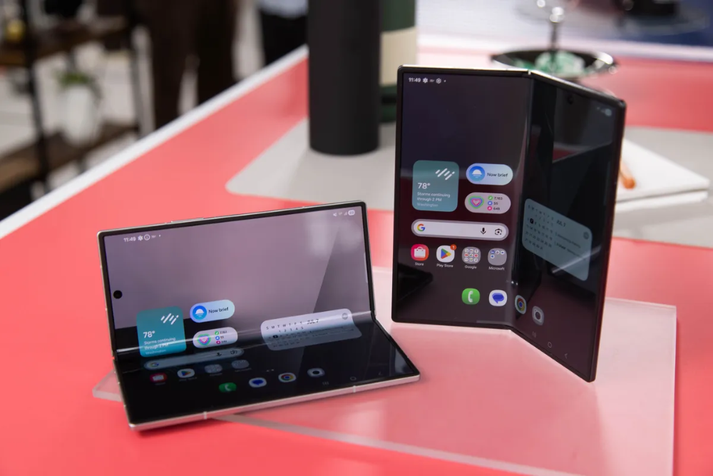 “最不苹果” 的折叠iPhone,猛抄三星作业,卖的比华为三折叠便宜