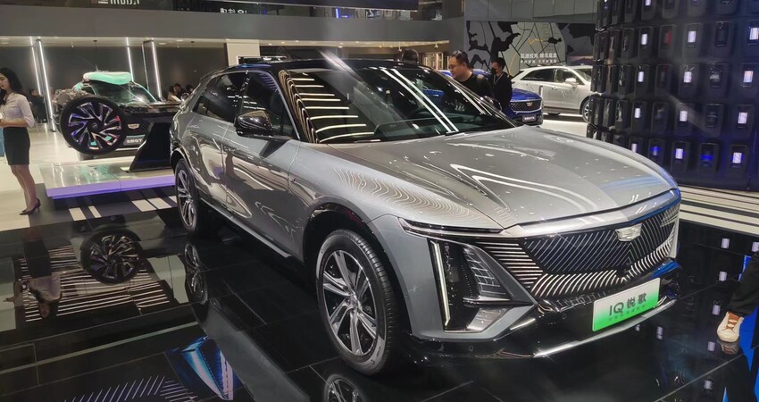 凯迪拉克加码智能电动化转型，OPIQ全球首秀，车机系统一年五次OTA