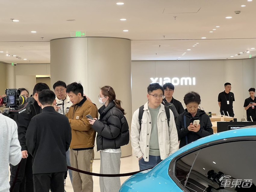 小米汽车门店火爆到限流!看车队伍排到晚上10点,消费者:加完班也要来看看