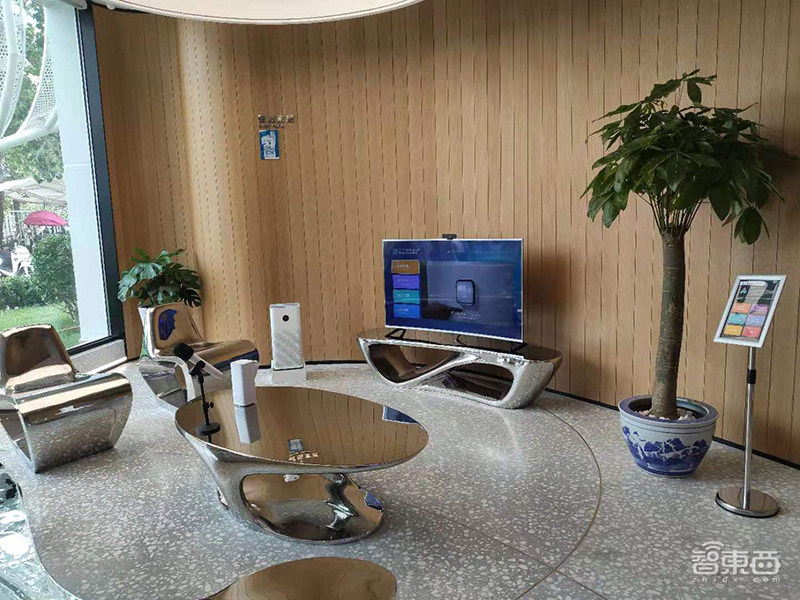 亲密接触建行女机器人前台!首家5G+智慧银行有何神秘?