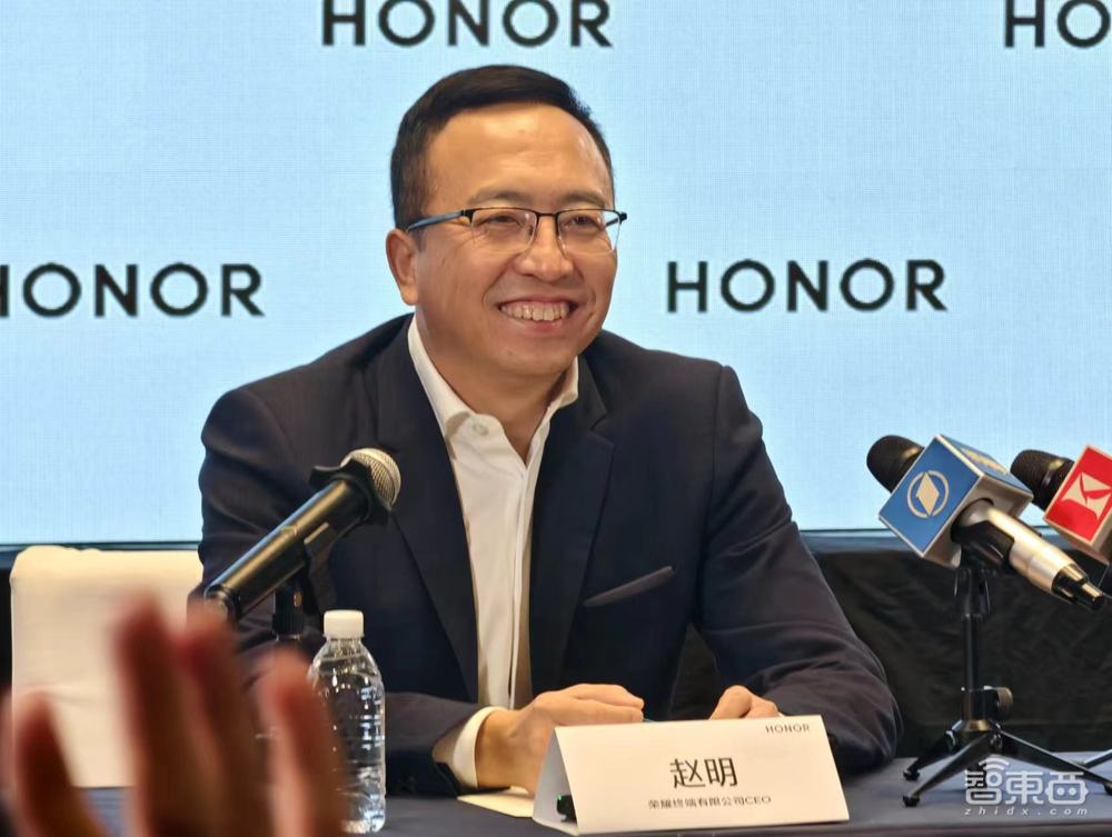 对话荣耀CEO赵明:AI让硬件有了灵魂,端侧AI是杀手锏,剧透折叠屏新机