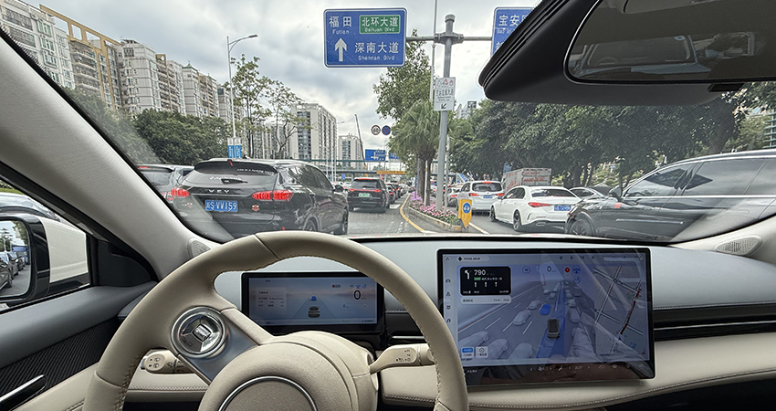 实测卓驭10万元级城市领航辅助：上车端到端2.0模型，复杂路口、人车混行都能应对