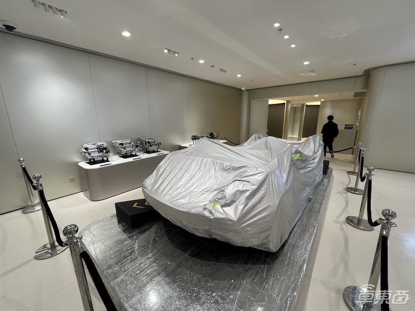 小米汽车门店火爆到限流！看车队伍排到晚上10点，消费者：加完班也要来看看