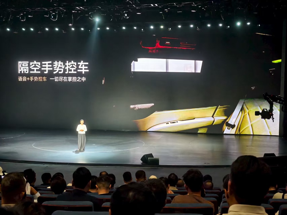 128万起!比亚迪车皇开卖,戴24K黄金车标,还能隔空开车窗