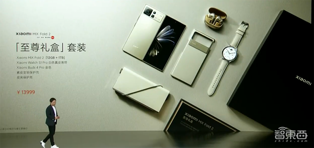 雷军亮出造车大招,和小米人形机器人玩自拍,自曝30年创业“黑历史”