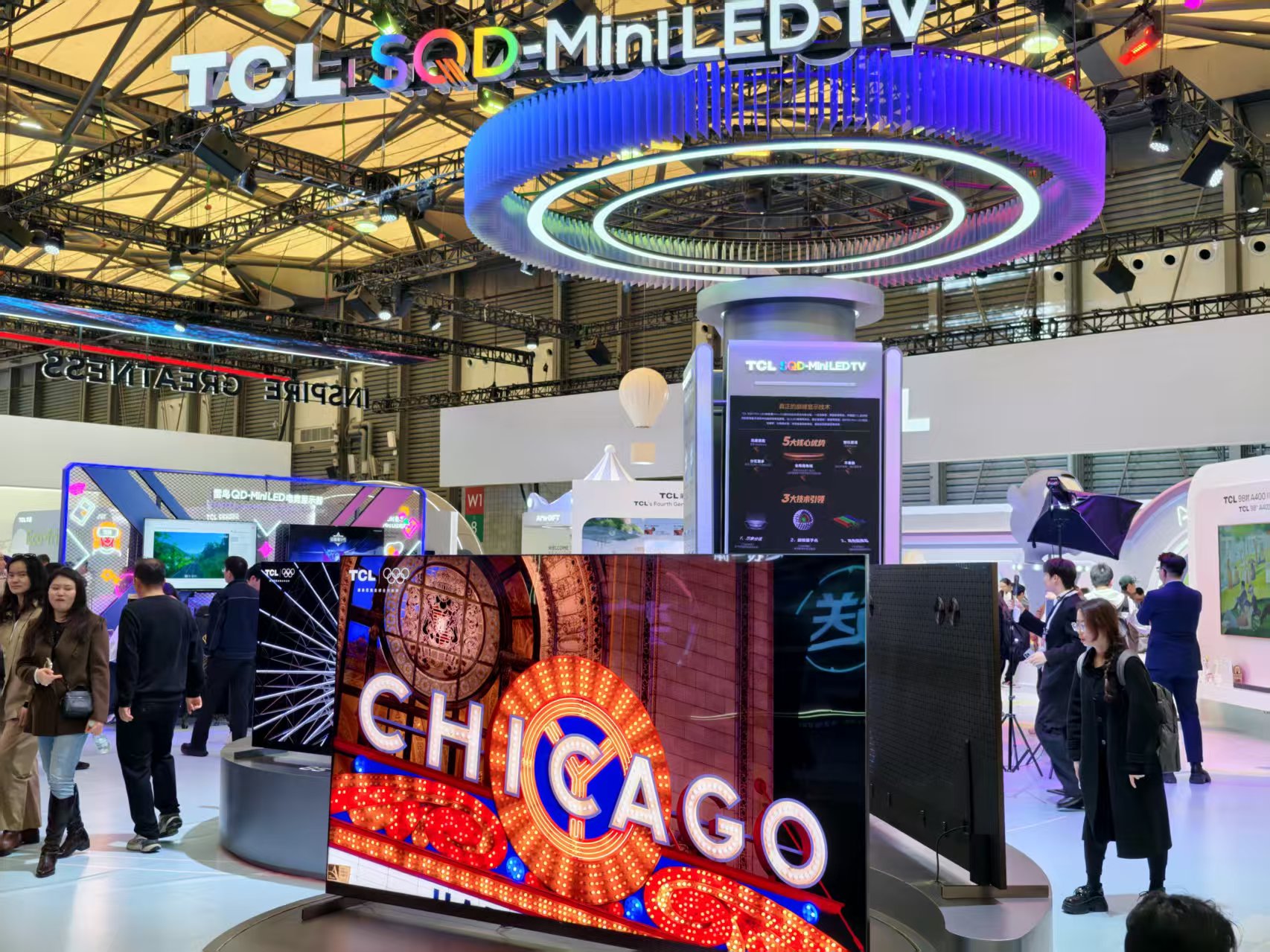 暴走两万步逛遍中国版CES!AI养龙虾、人形机器人火爆,追觅手机上手