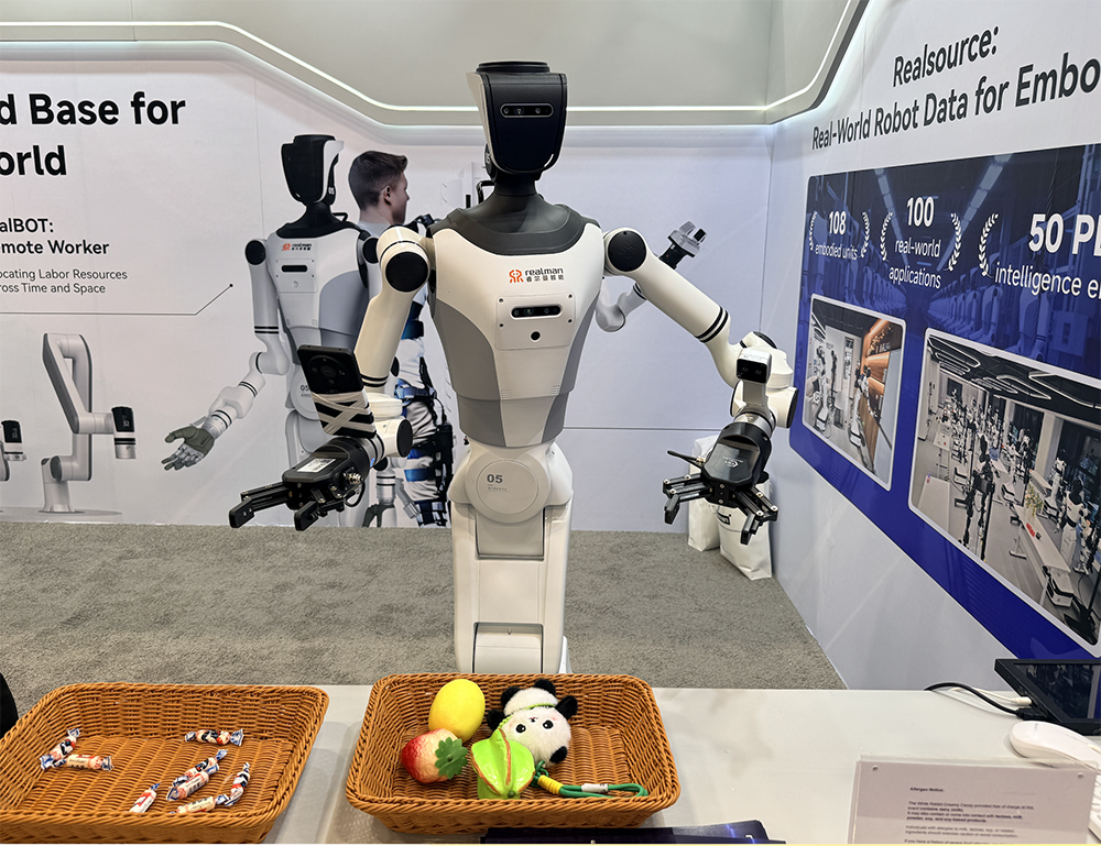 睿爾曼CES曬三大具身智能產(chǎn)品，演示跨洋實(shí)時(shí)遙操機(jī)器人拿東西