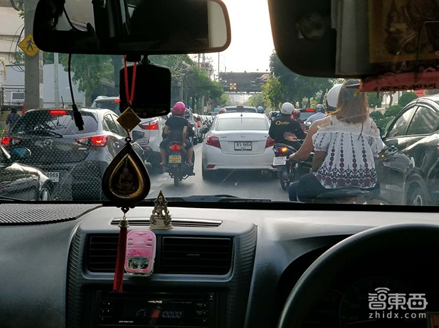 三天实地体验泰国出行:街道杜成狗 摩托狂炸街