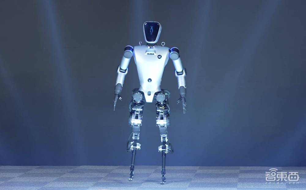 稚晖君版“钢铁侠”来了!6个月造出实机,AI大模型加持,能当保姆能拧螺丝