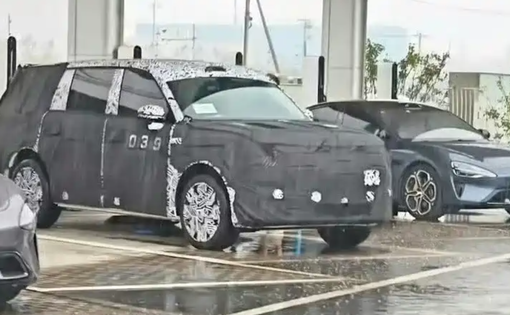 小米第三款车要来了！雷军胡峥楠亲赴新疆试车，多张谍照曝光