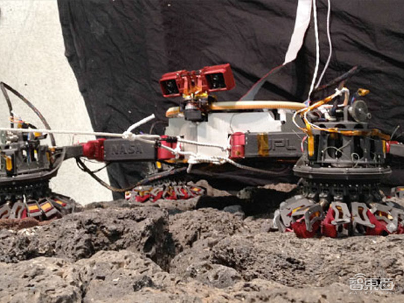 这款六足机器人靠脚踝走路 还能极限悬挂135度斜坡