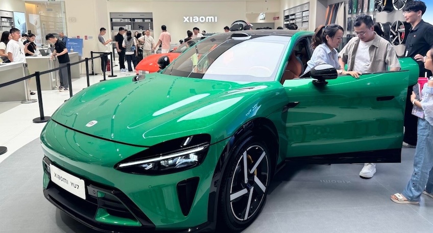 小米YU7上市96小时：门店营业至凌晨三点，黄牛加价2万倒卖，友商报销定金抢单