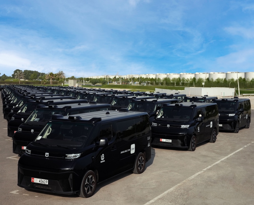 Robotaxi营收飙涨210%，拿出7亿回购，全球Robotaxi第一股交卷2025