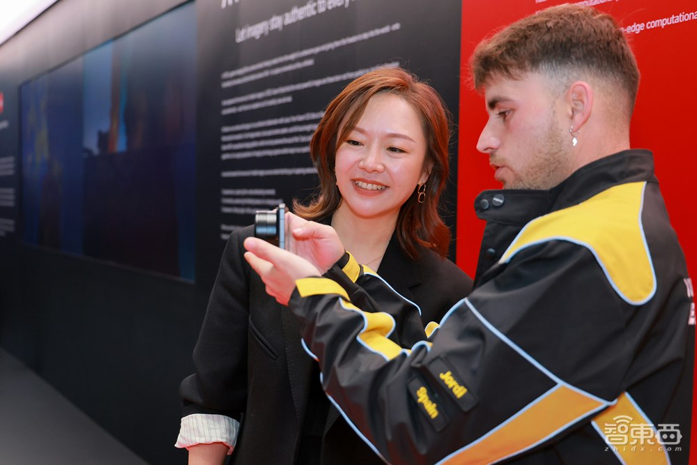 AI爆火MWC！AI OS席卷手機(jī)PC，國王點(diǎn)贊榮耀華為，中國企業(yè)霸場