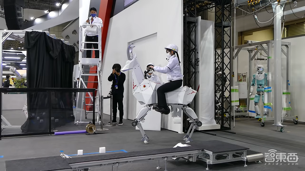 日本机器羊来了！能驮着人踱步，还能四驱行驶