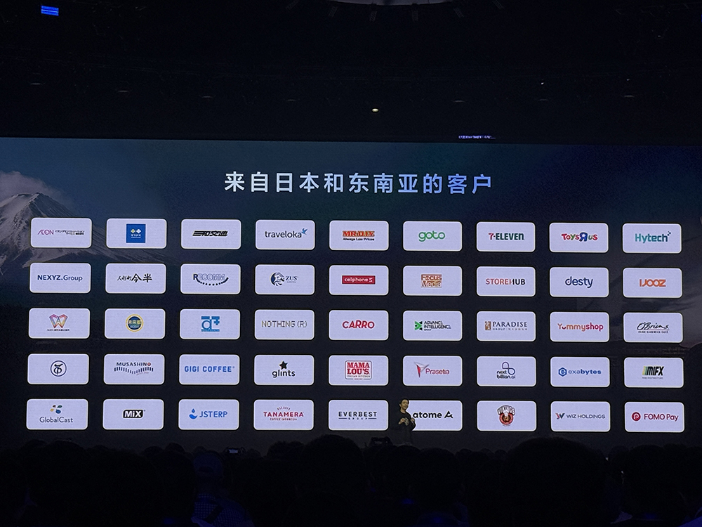 飞书甩出豪华AI全家桶!拥抱钉钉企微
