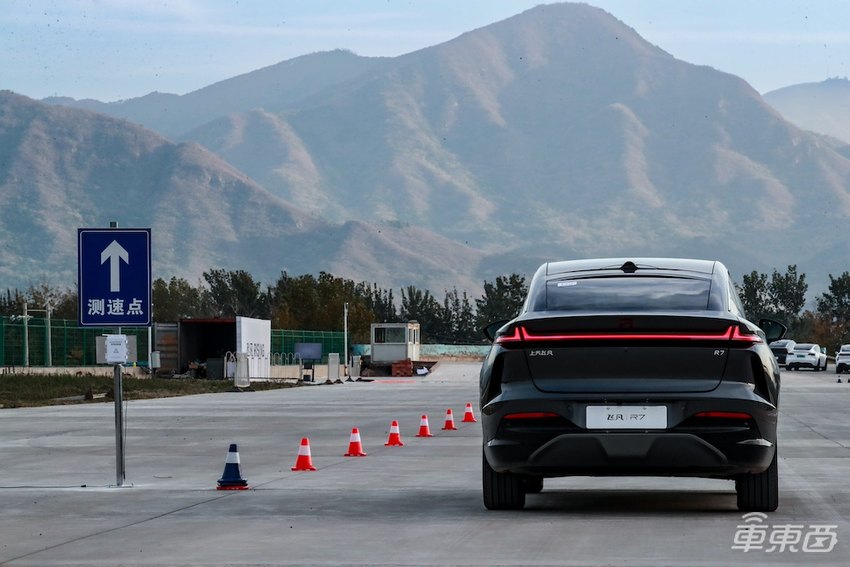 场地试驾24款飞凡R7:大扭矩后驱不推头,主打智能舒适体验