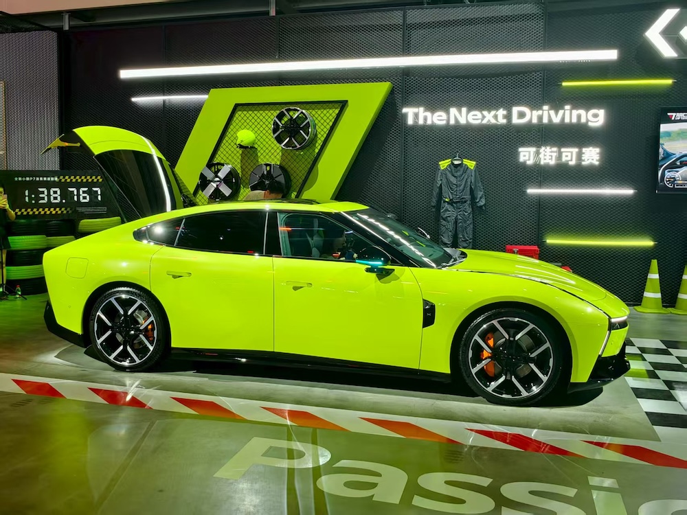 何小鹏像素级致敬雷军！全新P7赛道刷圈超SU7，送黄金车标，21.98万开卖
