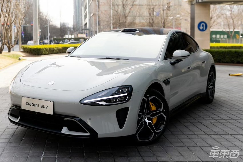 小米汽车内饰全曝光！原厂自带手机支架，实体按键回归