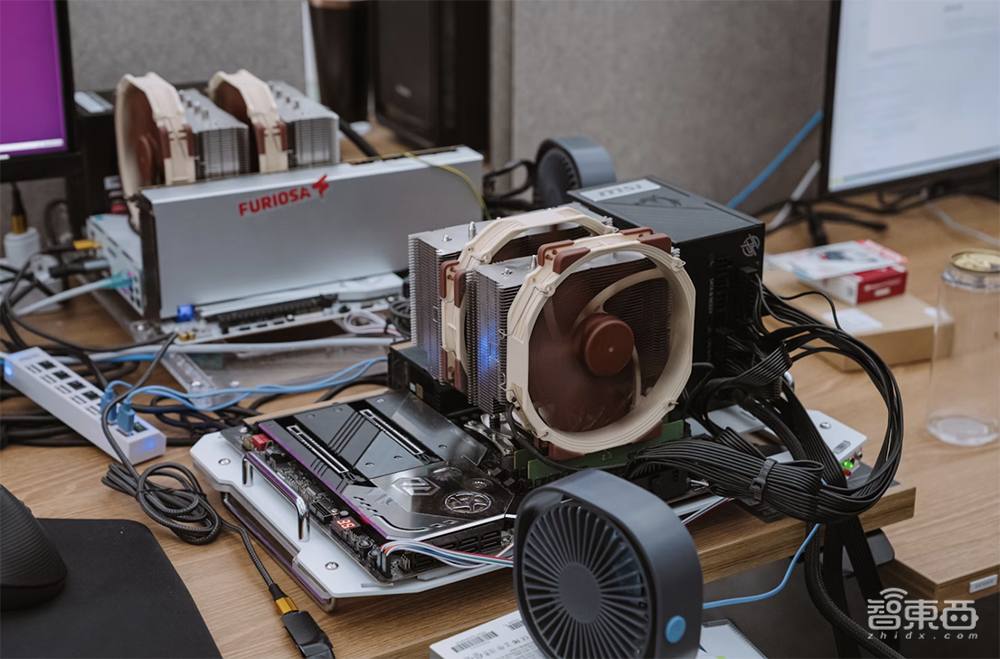 大模型芯片轰向Hot Chips顶会!架构创新巅峰对决,功耗比游戏显卡还低